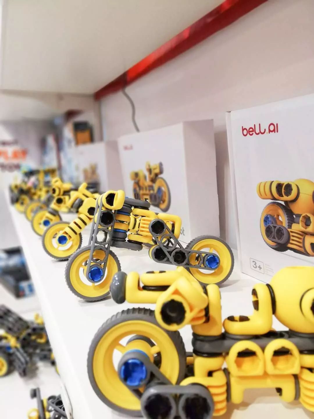 英国威廉希尔中文网在2019香港玩具展上展示的Mabot机器人摩托车造型