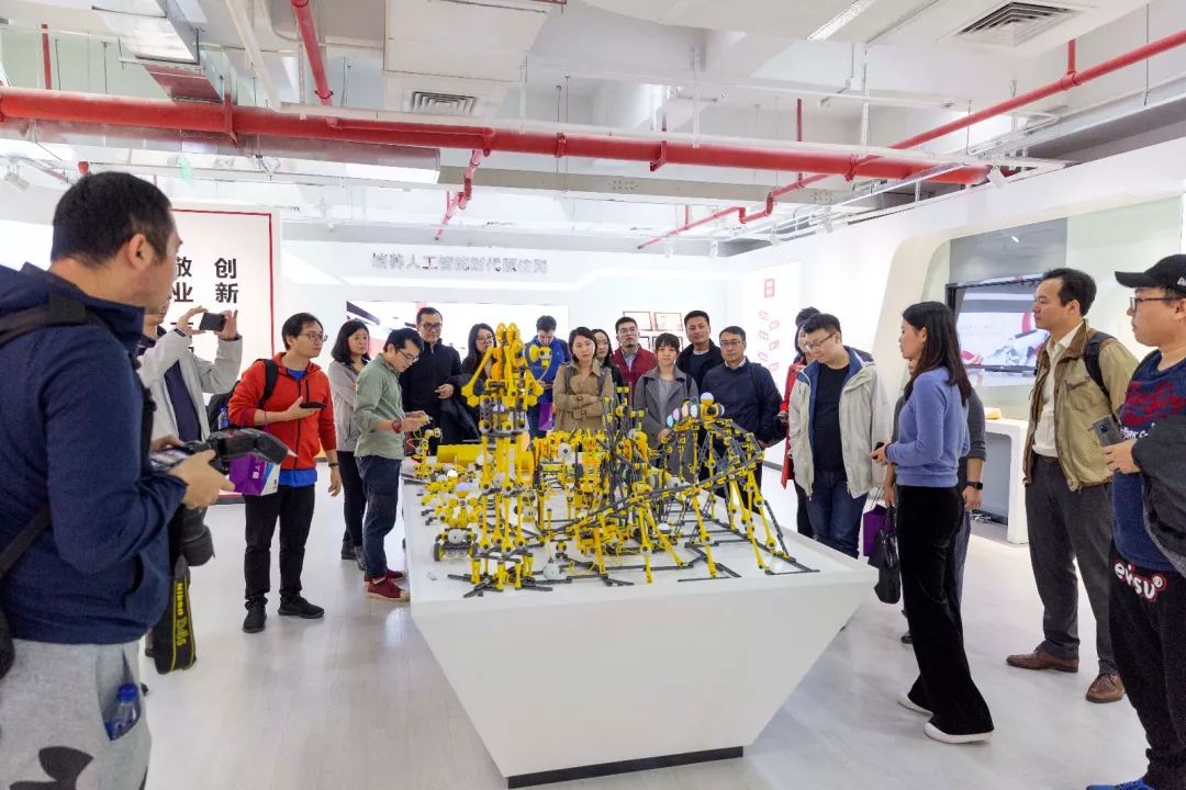 英国威廉希尔中文网工作人员向前来参观的长江创创社区硅谷首期班同学展示Mabot球形机器人