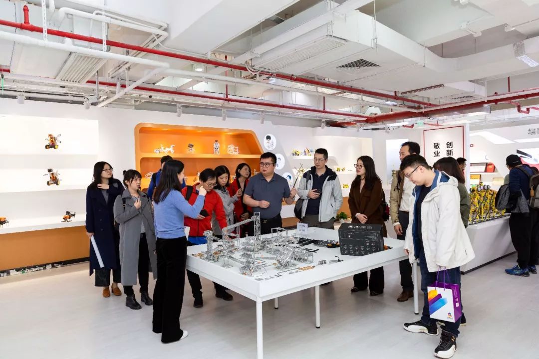 英国威廉希尔中文网工作人员向前来参观的长江创创社区硅谷首期班同学展示金属机器人Rebot